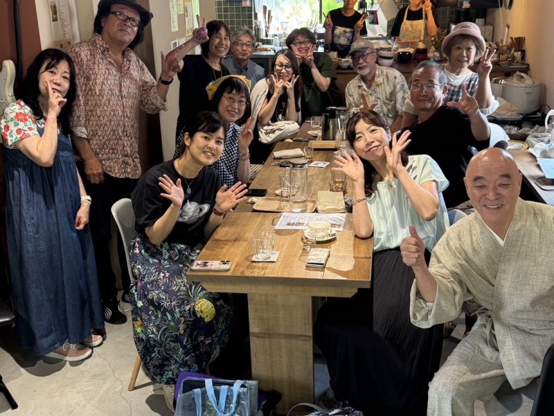 演奏後にテーブルを囲む出演者とお客さん